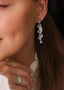 Nærbilde av Daisy Flower i sølv med blå cubic zirconia stener.