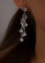 Nærbilde av Daisy Flower i sølv med hvite cubic zirconia stener.