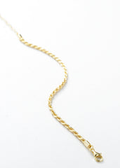Nærbilde av et flettet gullarmbånd med lås og forlengelseskjede på hvit bakgrunn.