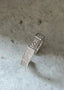 Nærbilde av soul ringen i sølv. Ringen er formet som et hexagon, på sidene er det glitrende hvite cubiz zirconia mens på fremsiden er det gravert SOUL. Ringen har en åpning på baksiden da den er justerbar.