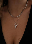 Nærbilde av halsen til en kvinne med Fairy halskjede og snake chain i sølv.