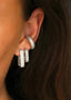 Nærbilde av en kvinne sitt øre. Hun har på seg Pave Earcuf med hvite glitrende zirconia stener. Kvinnen har også Diamond rectangle øredobber, en i Large og en i small. En trendy og stilig kombinasjon.