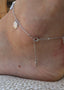 Sunflower anklet i sølv. Nærbilde av låsen og forlengeren på ankelkjedet. På forlengeren er det gravert en liten sommerfugl.