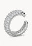 En pave earcuff med hvite glitrende cubic zirconia stener. Bilde er tatt på en hvit og minimalistisk bakgrunn.