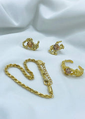 En kolleksjon av matchende smykker bestående av øredobber, ring og armbånd med champagne stener.