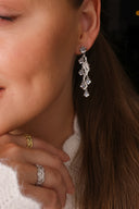 Nærbilde av Daisy Flower i sølv med blå cubic zirconia stener.