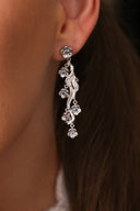 Nærbilde av Daisy Flower i sølv med blå cubic zirconia stener.