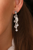 Nærbilde av Daisy Flower i sølv med blå cubic zirconia stener.