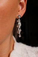 Nærbilde av Daisy Flower i sølv med hvite cubic zirconia stener.