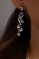 Nærbilde av Daisy Flower i sølv med hvite cubic zirconia stener.