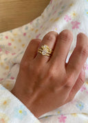 Nærbilde av en hånd med luna ring i gull