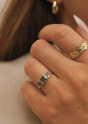 Stilig nærbilde av Katharina ringen i gull med blå stener og starwave ringen i gull.