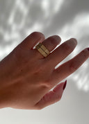 En elegant hånd med Soul og sister ringen på hånden.