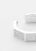 Nærbilde av de hvite zirconia stenene på sister ringen.