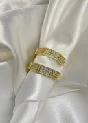 Soul og sister ringen ligger på hvit silke. Ringene er plassert på siden, slik at de glitrende zirconia stenene er i blikkfanget.