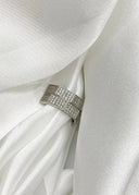 Soul og sister ringen ligger delikat på hvit silke. Ringene ligger på siden, slik at den glitrende zirconiaen er i blikkfanget.