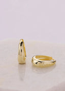 Gull hoops delikat plassert på en marmor plate. 