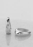 Nærbilde av Dome Hoops Medium Sølv. Gravert en liten sommerfulgl på baksiden og Loulouis.