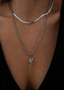 Nærbilde av halsen til en kvinne som har på seg Connection Rope halskjede med Fairy anheng, og et Snake halskjede i sølv.