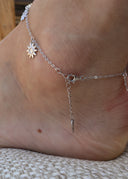 Sunflower anklet i sølv. Nærbilde av låsen og forlengeren på ankelkjedet. På forlengeren er det gravert en liten sommerfugl.