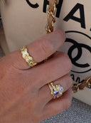 Nærbilde av to elegante gullringer.