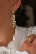 Nærbilde av Daisy Flower øredobbene med blå zirconia sten. Stenenes farge kommer tydelig frem på dette bilde. Øredobbene har en eksklusiv utstråling.